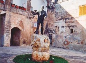 Tricase - piazza Antonio Dell'Abate - Statua di Don Tonino Bello